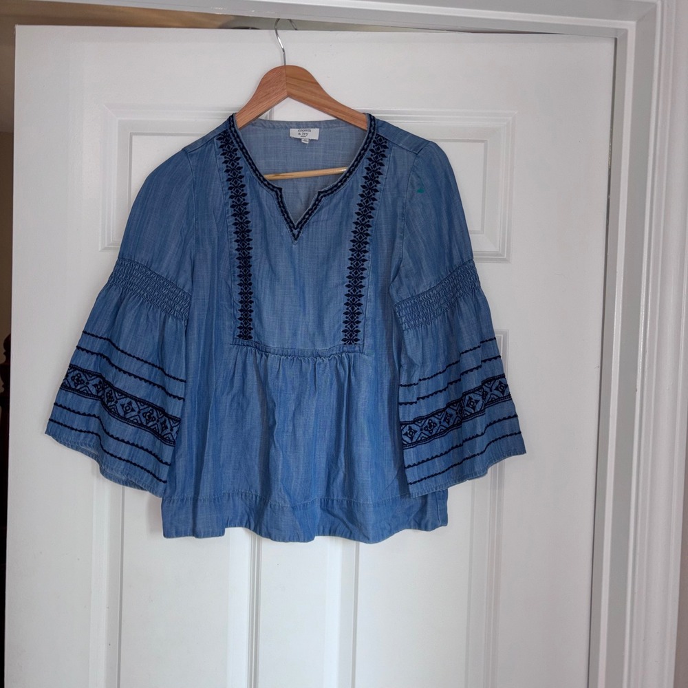 Crown & Ivy Boho Cottage Denim Chambray Peasant Top Smocked Bell Sleeves Sz PS